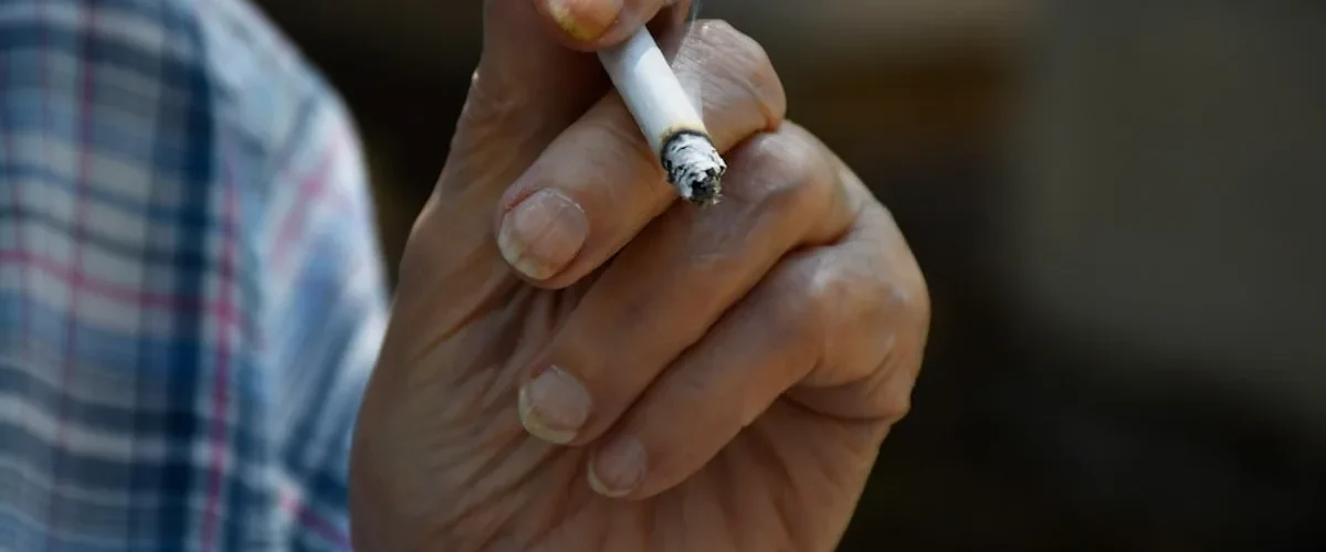 homme fume