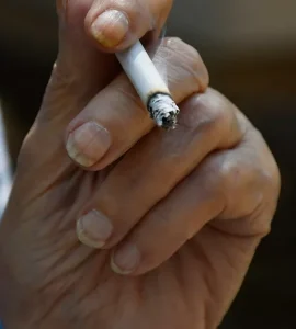 homme fume