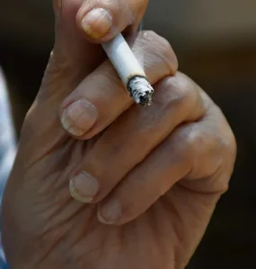 homme fume