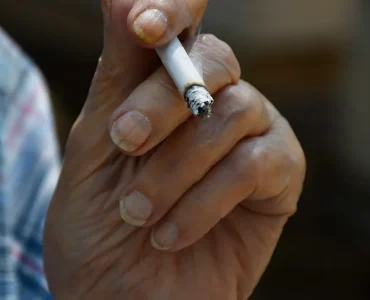 homme fume
