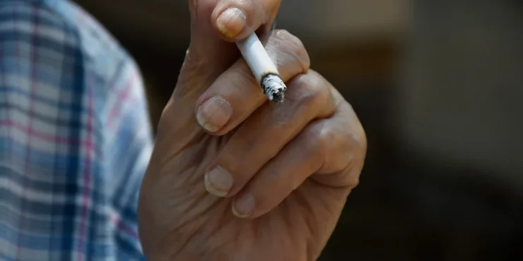homme fume